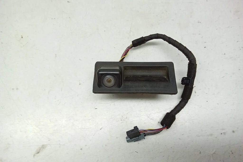 Volkswagen OEM Mounted Passat 2016 Camera 16 Decklid Backup (Good) Pre-Owned